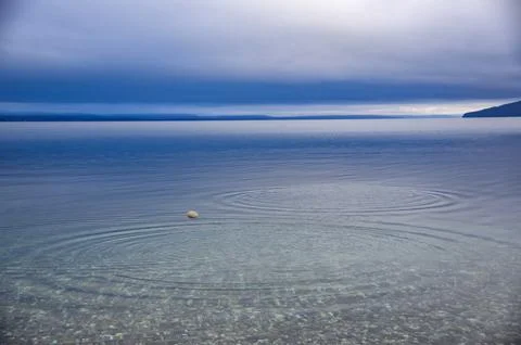 Throwing a stone into the water Foto stock