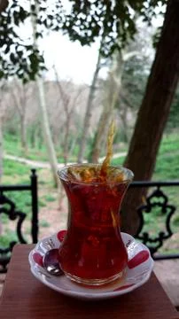 Throwing sugar into tea in the forest Foto stock