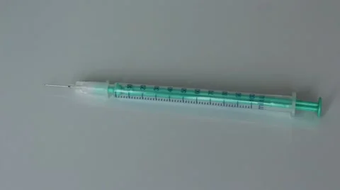 Throwing the used syrgine on a table 動画素材 65372662