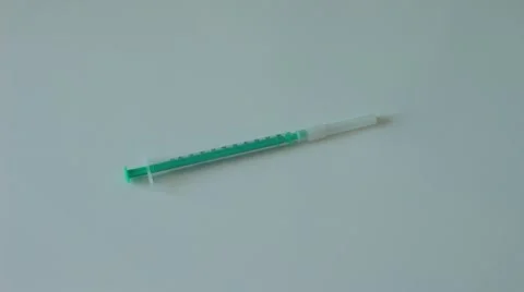 Throwing a used syringe 動画素材 65372335
