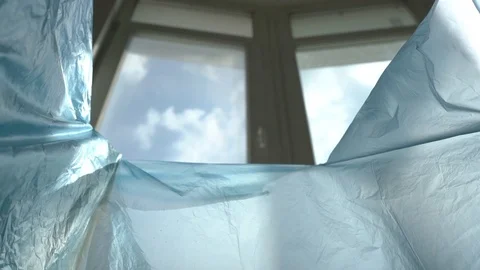 Throws plastic in the trash can 库存影片 109575246