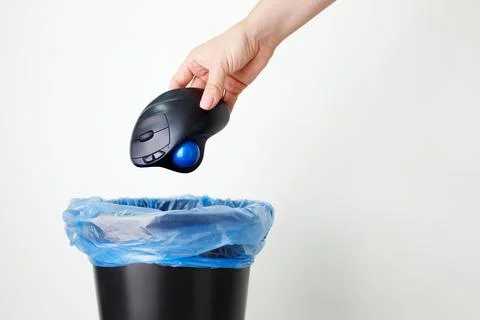 Throws the remote for the computer into the trash Foto stock