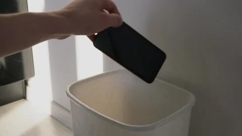 Throws a smartphone into the bin Video stock 130529584