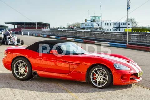 THRUXTON, HAMPSHIRE/UK - MARCH 20 : Side view of a Dodge Viper sports car at Stock Photos