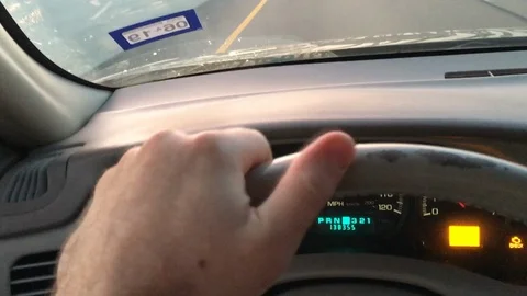 Thumb Tap while Driving 1 Vídeos de archivo 95416210