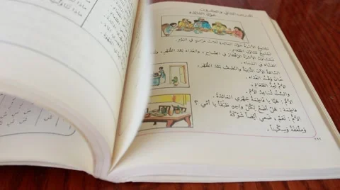 Thumbing through a book in arabic Vídeos de archivo 52515325