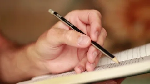 Thumbing through a book with pencil 動画素材 75025927
