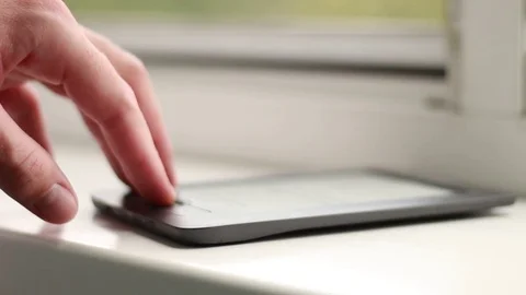Thumbing through the electronic book closeup 動画素材 79786163