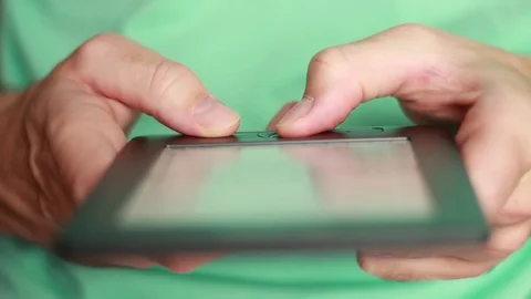Thumbing through the electronic pocketbook 動画素材 79786121