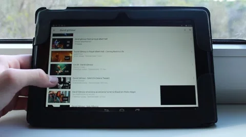 Thumbing through youtube on a tablet Vídeo Stock 61588428
