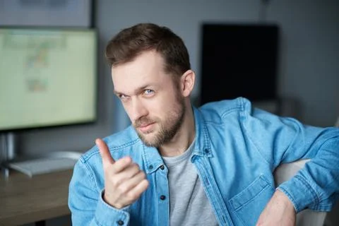 Thumbs up gesture: IT software engineer or support manager guy looking at camera Stockfoto's