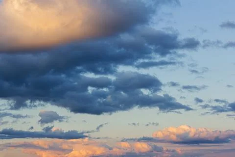 Thunder Sky. Cloudy clouds in the setting sun. A natural phenomenon Foto stock