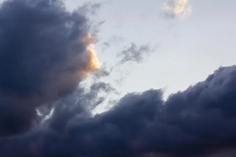 Thunder Sky. Cloudy clouds in the setting sun. A natural phenomenon Foto stock