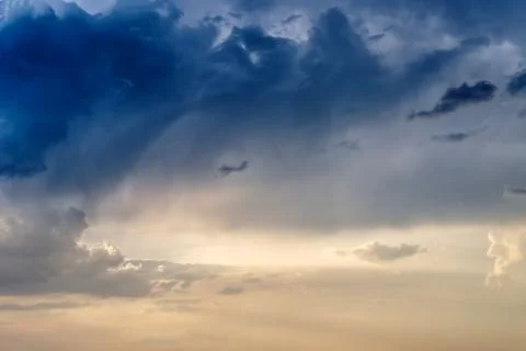 Thunder sky at sunset, approaching of the storm Foto stock