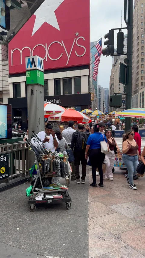 Thunder storm hits in Herald Square on late afternoon in New York City. Stock-Footage 314121048