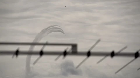 Thunderbirds - 6 in a loop - TV Antenna in foreground 스톡 동영상 40943692