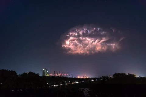 Thunderbolt in city Foto stock