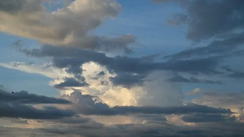 A thundercloud develops in the evening light Video stock 276581683