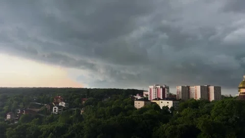 Thunderclouds over the city before a thunderstorm and storm. 動画素材 317346132