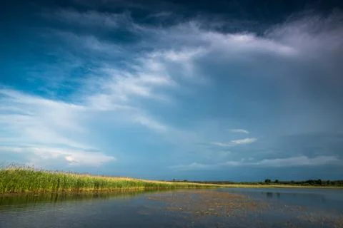 Thunderclouds over the lake. Reflection of the sky in the water. Foto stock