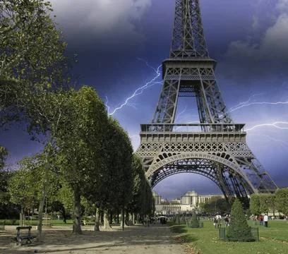 Thunderstorm approaching Eiffel Tower, Paris Thunderstorm approaching Eiff... Stock-Fotos