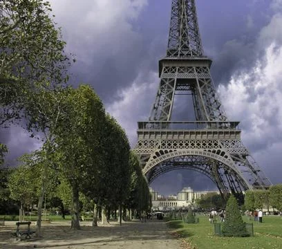Thunderstorm approaching Eiffel Tower, Paris Thunderstorm approaching Eiff... Stock-Fotos