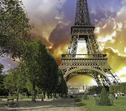 Thunderstorm approaching Eiffel Tower, Paris Thunderstorm approaching Eiff... Stock-Fotos