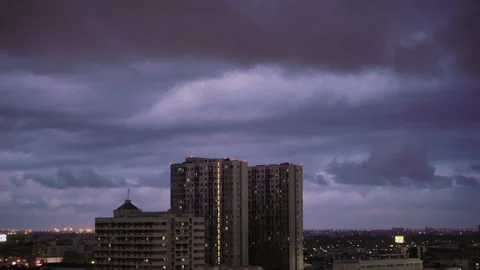 Thunderstorm clouds and rain over the city The sky was overcast and heavy rain. Vidéo 199743613