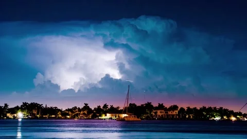 Thunderstorm clouds, lightning bolts, thunderstrike over stormy marina skyline Vidéo 274119913