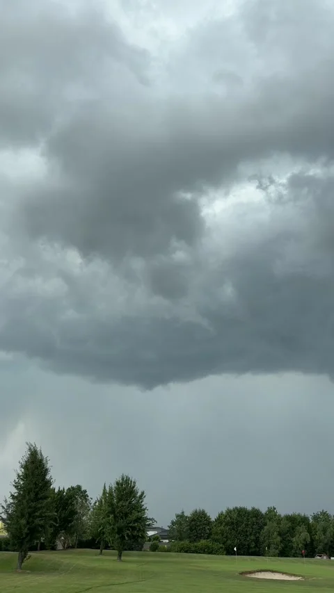 Thunderstorm clouds over golf course Vídeos de archivo 313348015