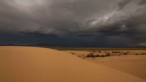 Thunderstorm in the desert. Dramatic sky and lightning Vidéo 81655937