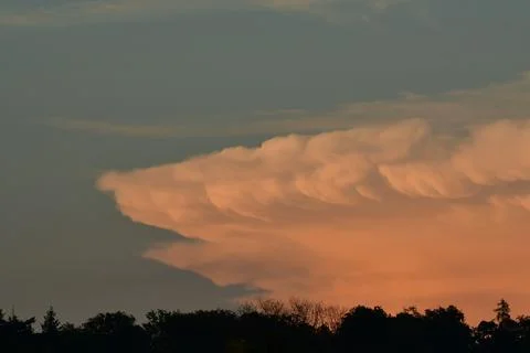 Thunderstorm front in sun set big cloud cumulonimbus germany Foto stock