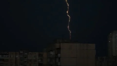 Thunderstorm in the night sky Video stock 335320637