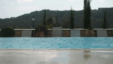 Thunderstorm. Rain Falls Into The Pool. Vídeos de archivo 112734480