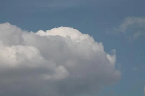 Thunderstorm texture clouds before rain on the sky 库存照片