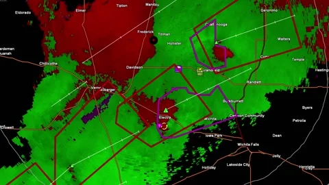 Thunderstorms with tornado warning and lightning on severe weather radar screen Vídeo Stock 153121711