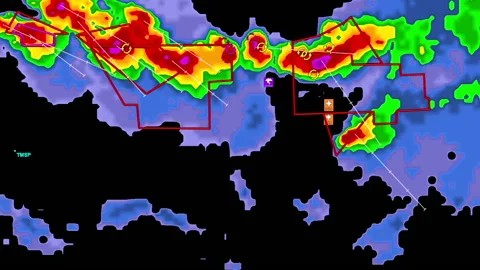 Thunderstorms with tornado warning and lightning on severe weather radar screen Vídeos de archivo 157937978