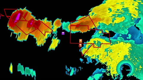 Thunderstorms with tornado warning and lightning on severe weather radar screen Vídeos de archivo 157939150