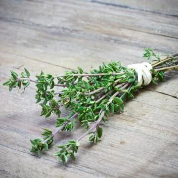 Thyme on wooden table Foto stock