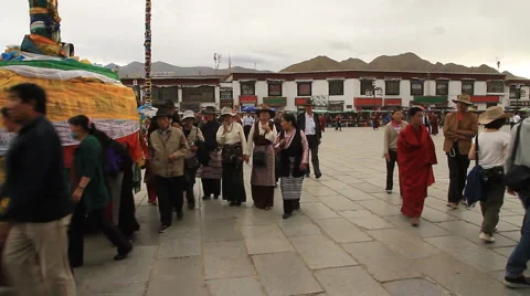 Tibet religious pilgrims Stock Footage 5503033