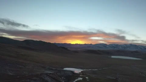 Tibet Sunset with Lake Reflection and Mountain Range Vídeos de archivo 345163566