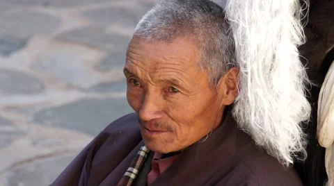 Tibetan pilgrim chanting mantras 库存影片 44030587