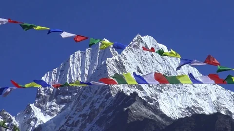 Almohada larga Banderas tibetanas en Campo Base del Annapurna 4200 m  (Himalaya, en Nepal) 