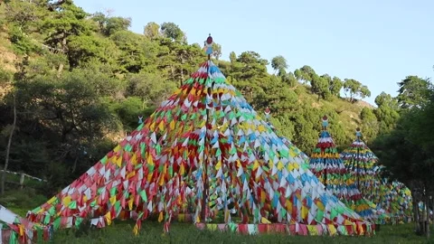 Tibetan prayer flags: colorful rectangular cloth, often found strung along tr Stock Footage 136512023