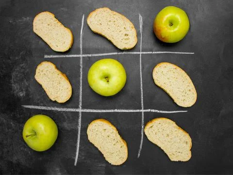 Tic-tac-toe game between harmful calories and healthy food Stock-Fotos