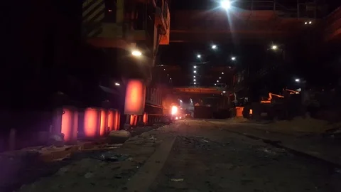 Tick-borne cranes lower bright metal ingots into a heating furnace Video stock 123009624