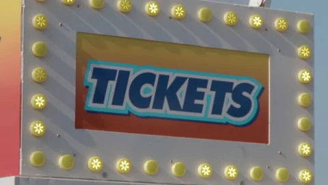 A ticket stand with lights at a midway or carnival during a summer afternoon. Vidéo 196081358