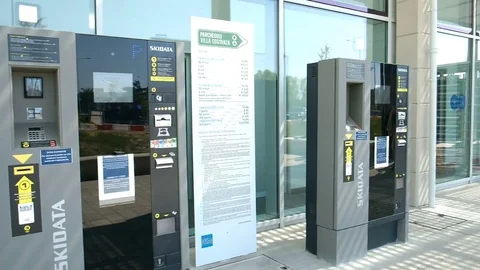 Ticket vending machines at the new surface train station from the outskirts (Vil Vídeos de archivo 81793553