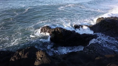Tidal bore. Waves beat on the rocks 스톡 동영상 95969557