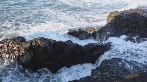 Tidal bore. Waves beat on the rocks Vidéo 95969558